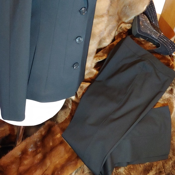 Lafayette 148 Gorgeous Timeless Black Pant Suit - Picture 4 of 8